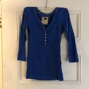 gilly hicks blue 3/4 sleeve henley top